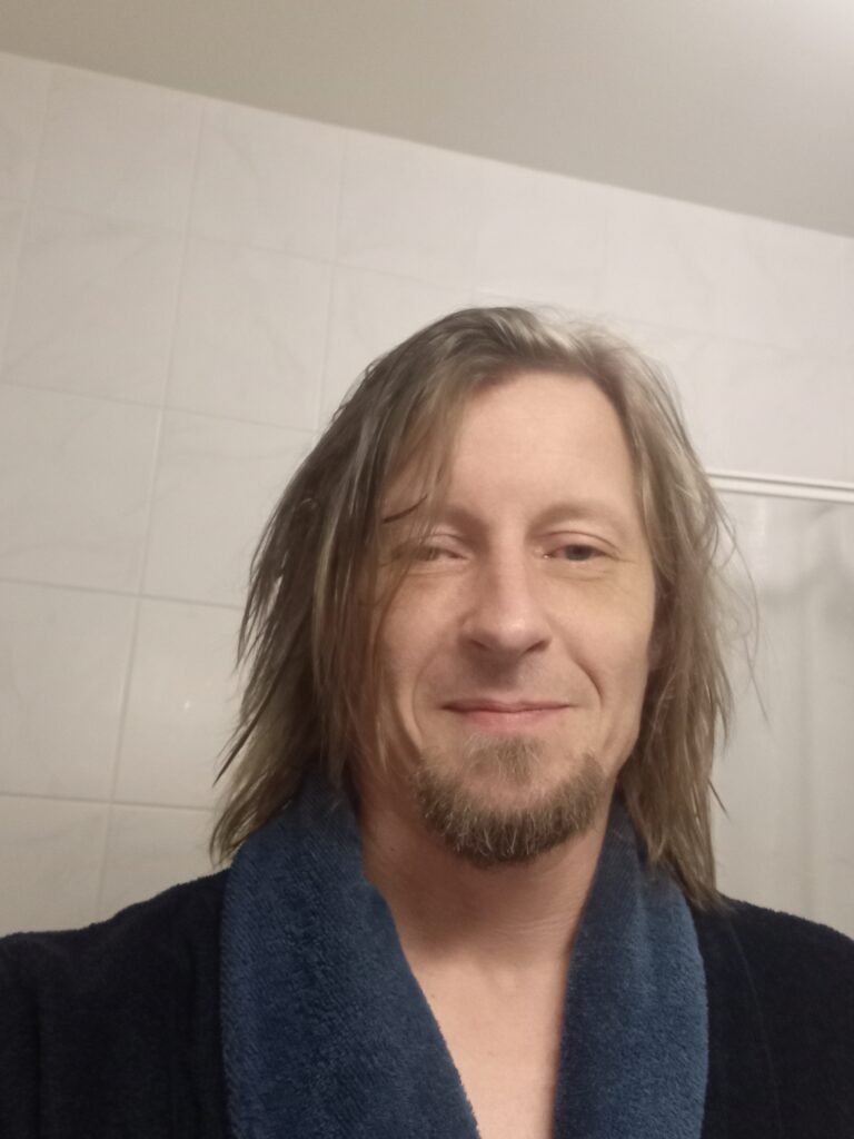 Un Viking aux cheveux longs avec un côté sauvage